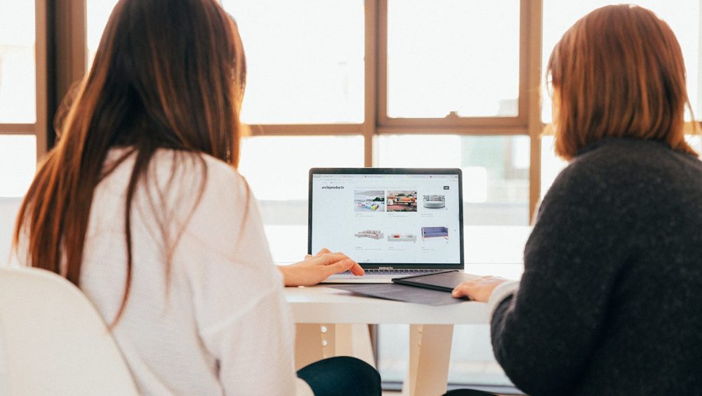 アウトソーシングと業務委託の違いとは?それぞれのメリットとデメリットを解説