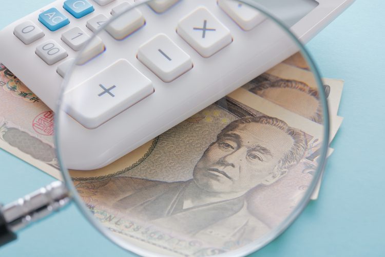 1万円札と虫眼鏡