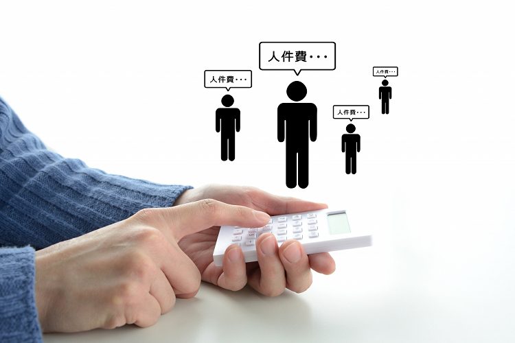 電卓と人件費のイメージ