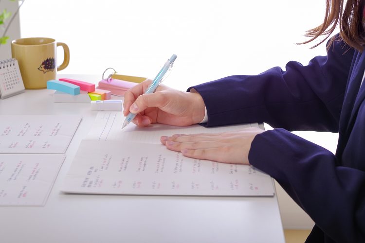 机に向かって仕事をする女性