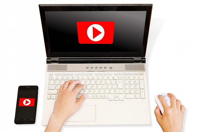 パソコンとスマートフォンで動画を見る