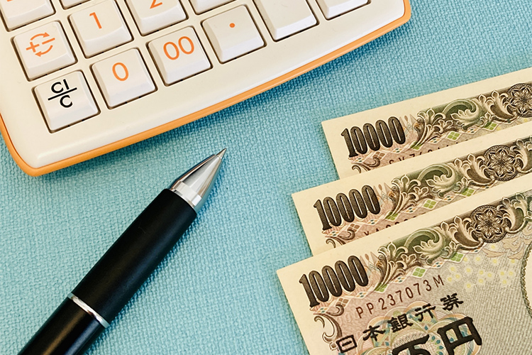 円と電卓とペン