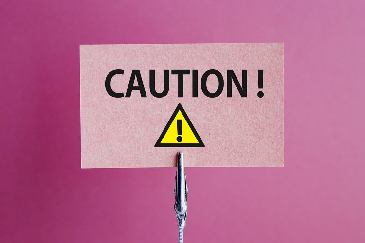 CAUTION!と書かれたカード