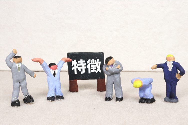 特徴の文字とビジネスパーソンの人形