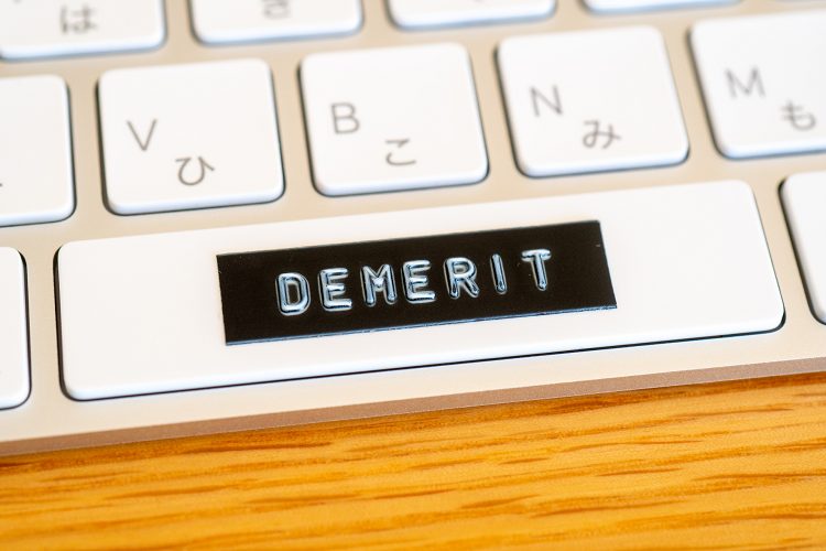 キーボードにDEMERIT(デメリット)のラベル