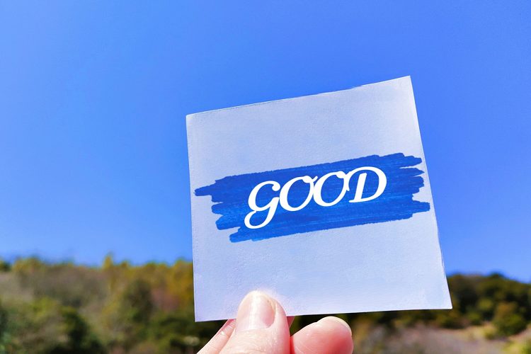青空と緑を背景にgoodと書かれたカード