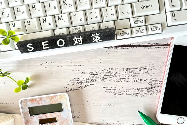 キーボードの上にSEO対策のプレート