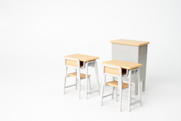 学校の教団と机といす