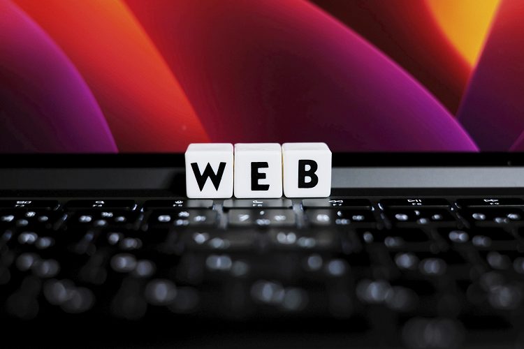 キーボードの上にWEBと書かれたブロック