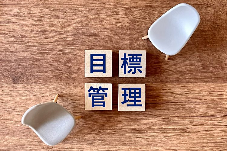 目標管理の文字とミニチュアの椅子