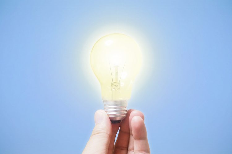 電球を手で持つ