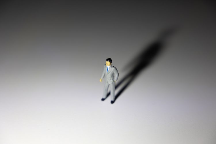 暗闇に照らされた孤独なサラリーマン