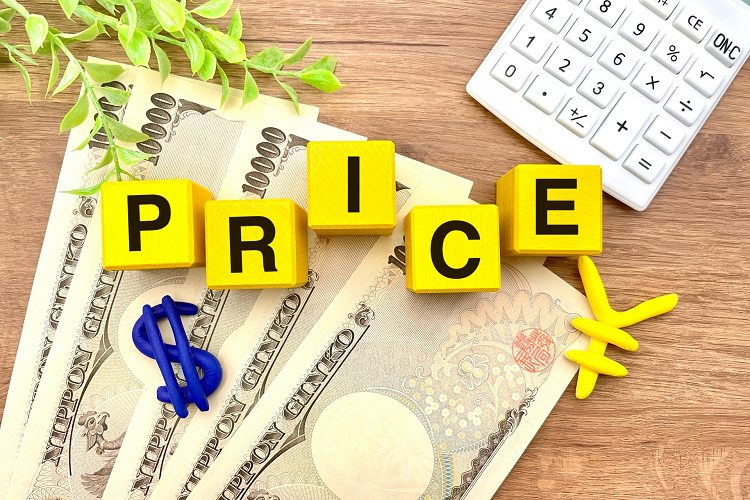 プライスの文字とお金+価格や値段や料金
