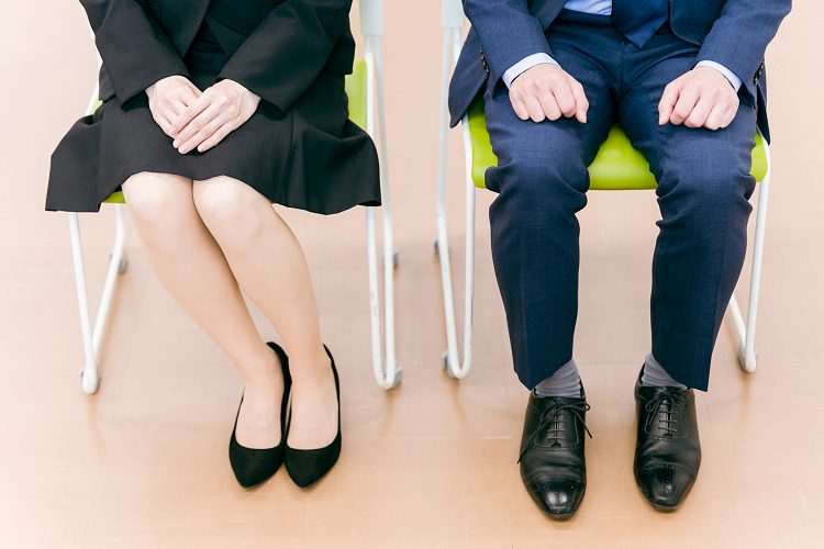 面接を受ける就活生の男女