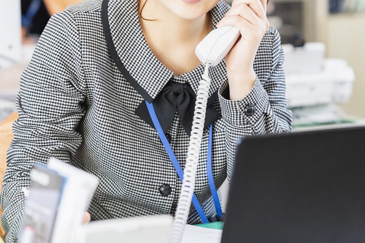 電話をする女性