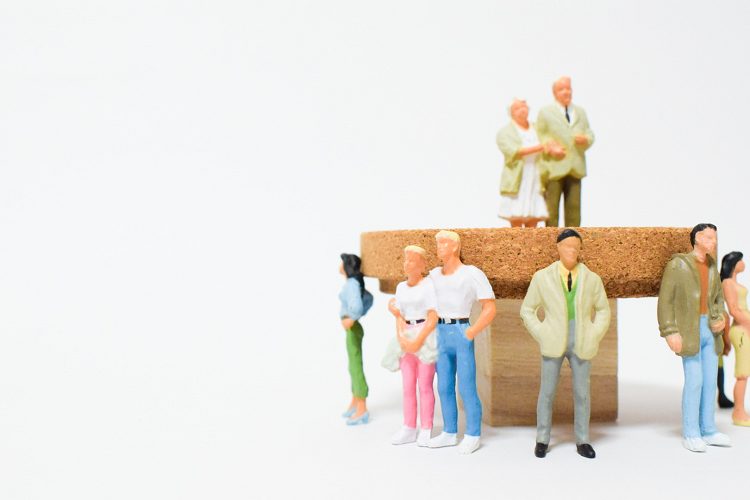 高齢者を若者が支えているイメージ
